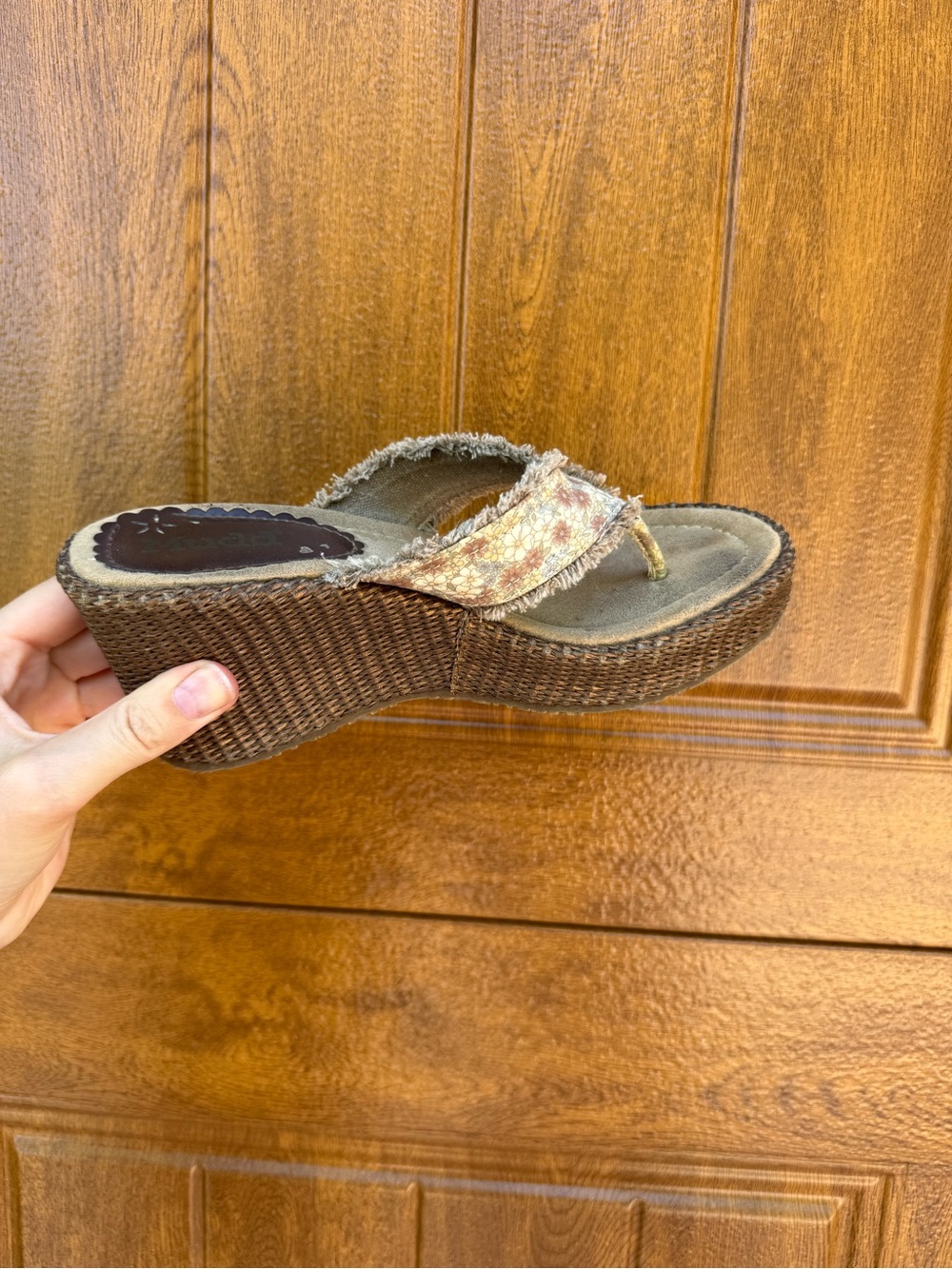 Vintage Y2K 2000s Mudd Floral Fabric Wedge Sandal in Beige and Brown raffia